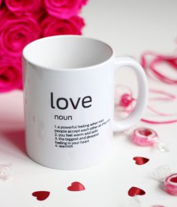 Dizajnový hrnček love