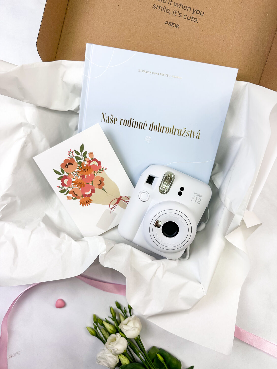 Darčeková sada pre rodinu - Stieracia kniha, instantný fotoaparát Instax MINI 12 a modré želanie