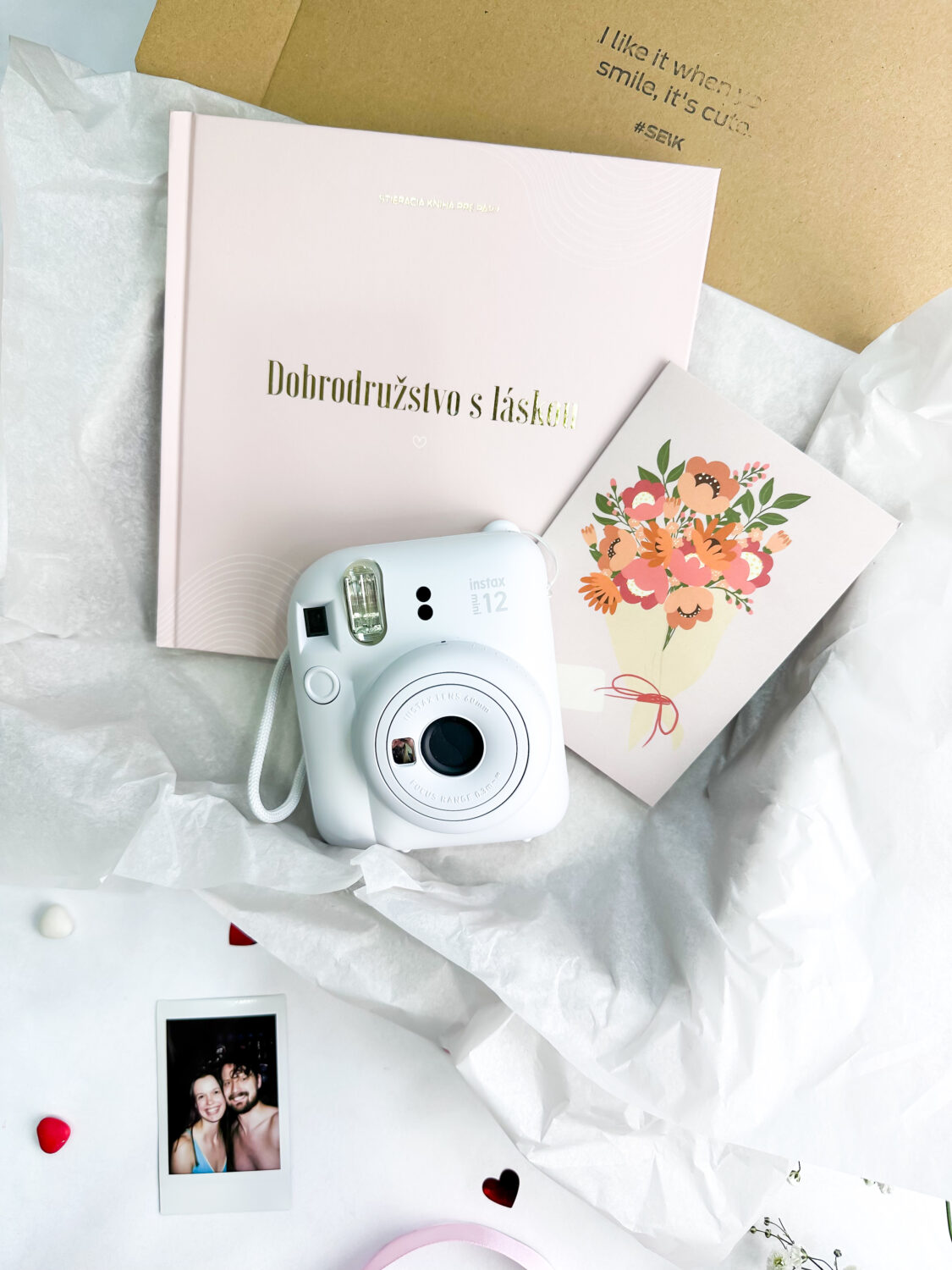 Romantický set - Stieracia kniha pre pár, instantný fotoaparát Instax MINI 12 a ružové želanie