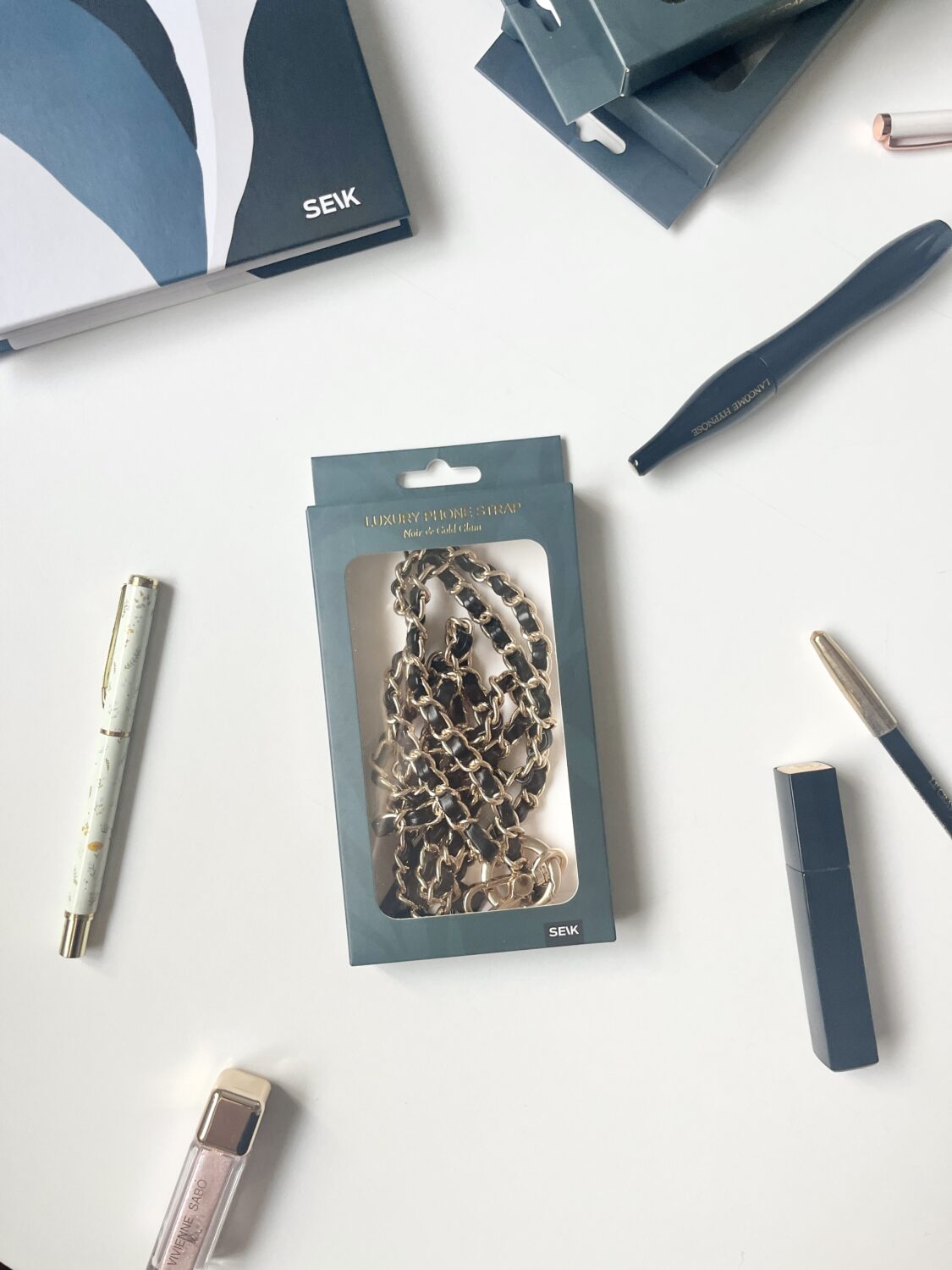 Univerzálna šnúrka na telefón - noir & golden glam