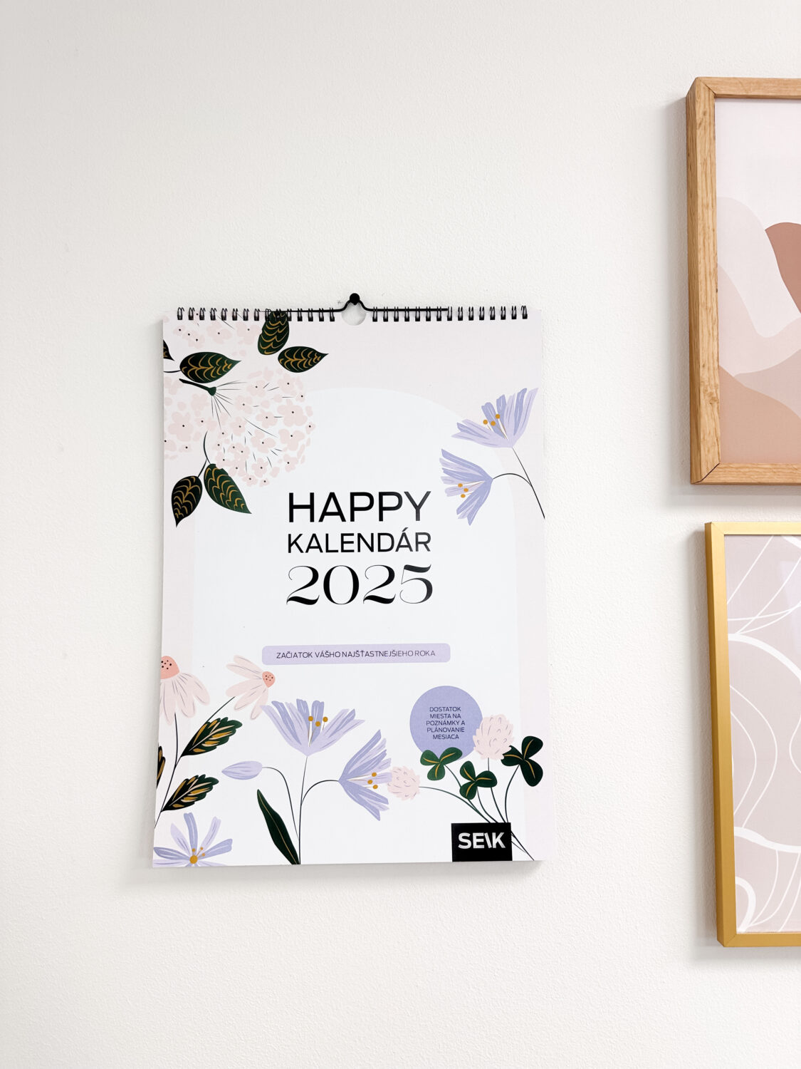 Nástenný Happy kalendár 2025 - Pod kúzlom kvetov (A3)