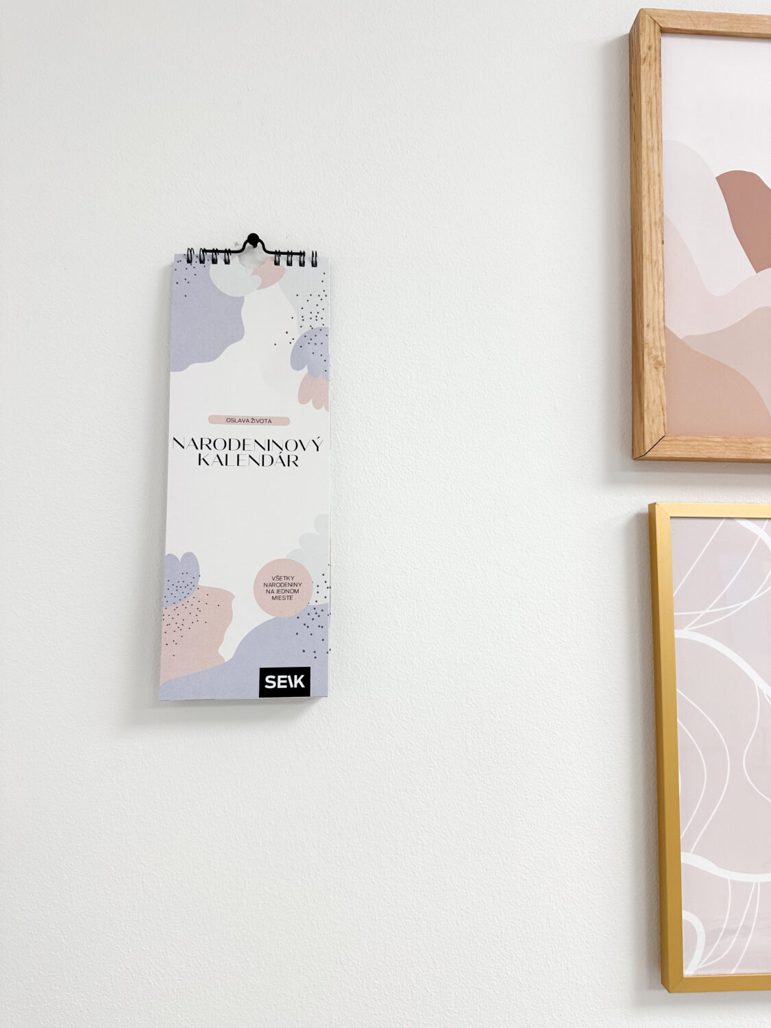 Nástenný narodeninový kalendár - abstraktný