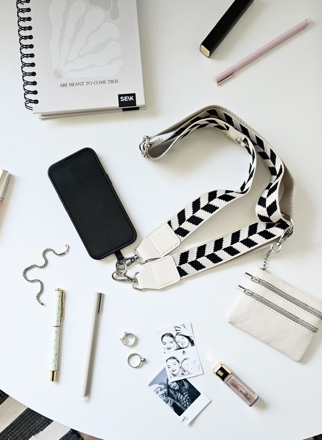 Univerzálna šnúrka na telefón s peňaženkou - béžová & čierna blaženosť