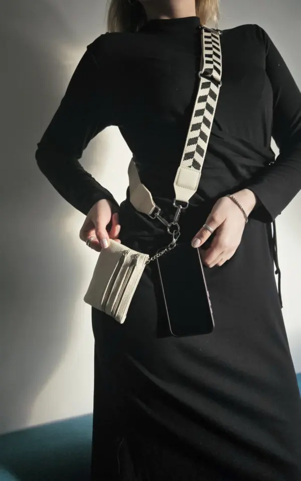 Univerzálna šnúrka na telefón s peňaženkou - béžová & čierna blaženosť - Image 2