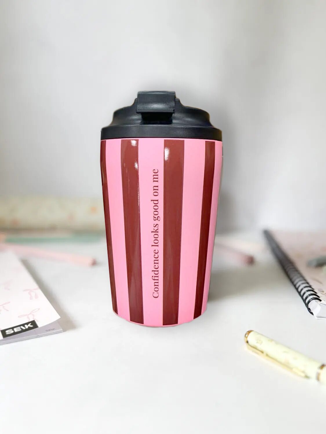 Termoska/hrnček na kávu - confidence looks good on me (350ml)