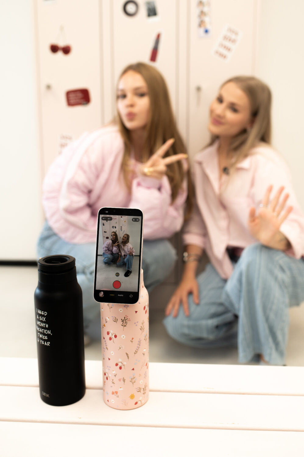 Termofľaša na vodu 2 v 1 s magnetickým držiakom na telefón – Dovolenka (700 ml) – Obrázok 3