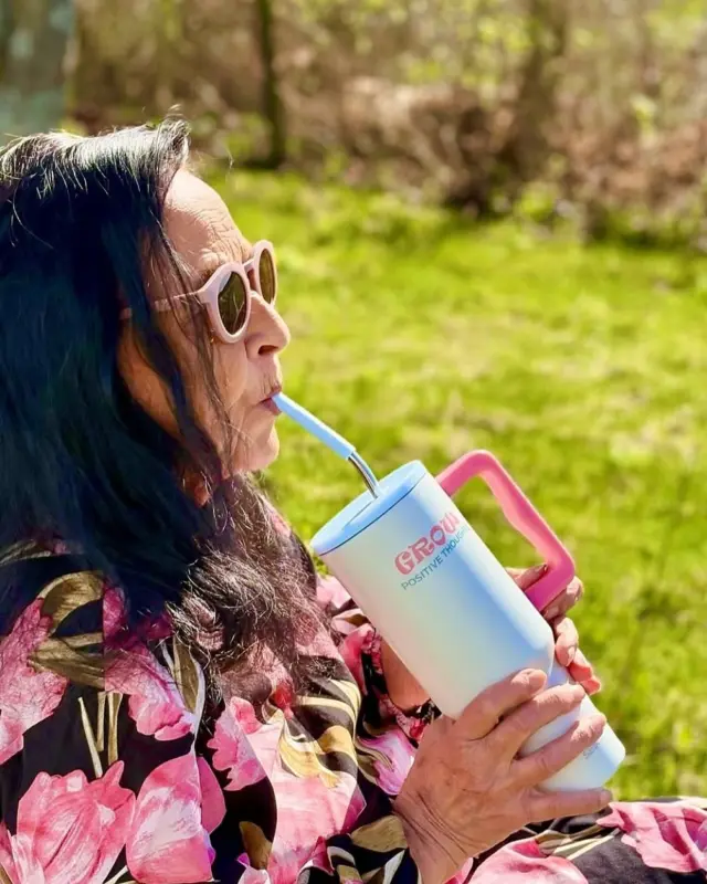 Nezabudnite 11. mája na Deň matiek na svoju babičku.🌸 Určite ocení praktický 1.2l Tumbler (aktuálne v zľave), pohodlné ponožky alebo krásnu spomienkovú knihu pre starých rodičov✨, do ktorej zaznamená svoj životný príbeh.☺️

#denmatiek #babicke #prebabicku #tumblergirl #tipnadarcek #kudnumatiek #deňmatiek #seik #mojseik