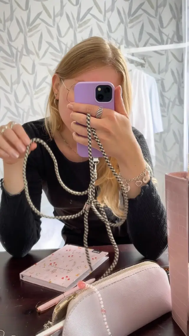 Praktická a ešte sa aj hodí ku každému outfitu ✨
Doskladnili sme aj vaše obľúbené varianty s peňaženkou, takže mobil budete mať odteraz už stále poruke. 🤳

#mojseik #snurkanamobil #mujseik #tipnadarcek #darcekprezenu