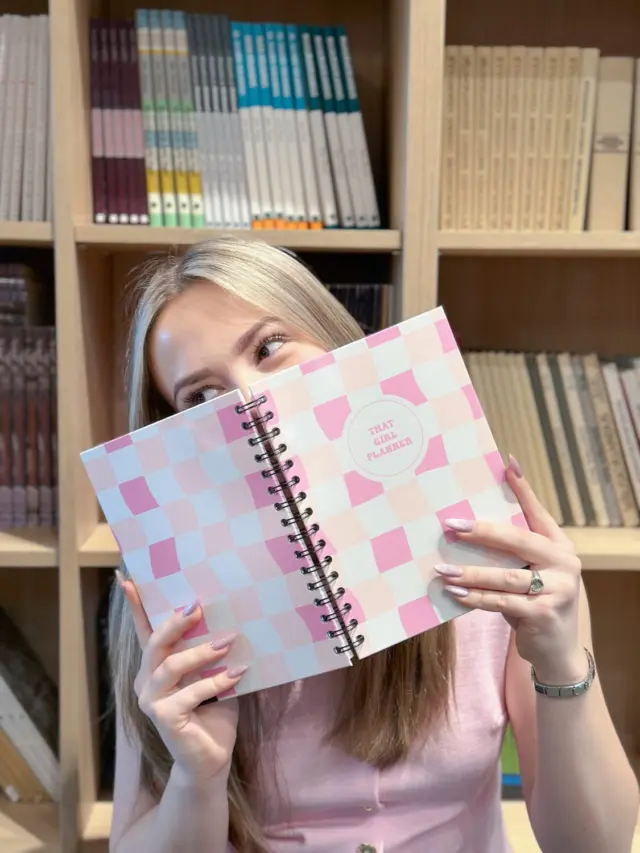 Prázdniny sú v plnom prúde, ale my sme si už pripravili nové (nielen) školské produkty na rok 25/26. 📚

Máme aj nové diáre vo verzii ako Happy Kalendár, ktorý vám pomôže stanoviť si a dodržať ciele alebo ako klasický zápisník s bodkami, linajkami, či štvorčekmi. 😊 
#spatdoskoly #studentka #vysokoskolaci #vysokaskola #strednaskola #mojseik #papiernictvo